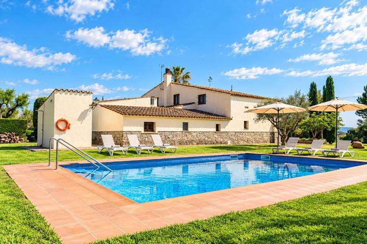 Location de vacances pour 12 personnes, avec Terrasse et Jardin ainsi que Piscine et Vue à Cassà de la Selva