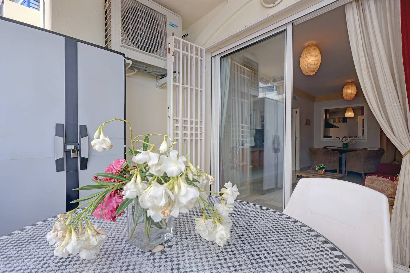 Entire apartment, First Line Beach Apartment with Sea Views, Pool, A/C & Wi-Fi in Marbella East, Marbella