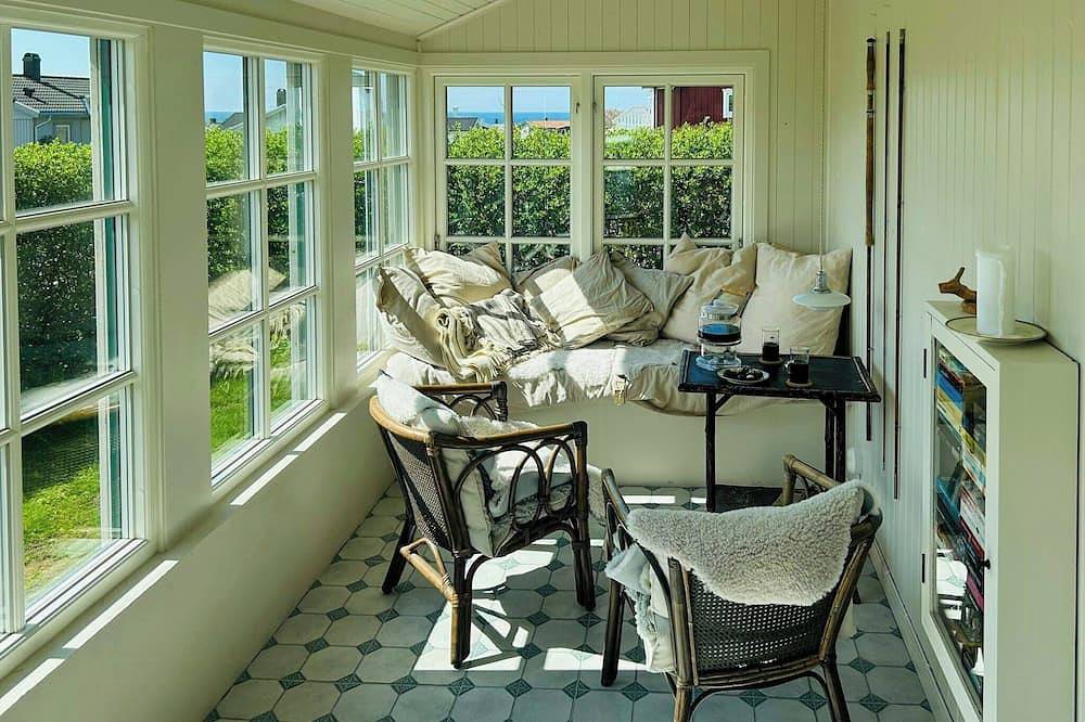 Häuschen mit Glasveranda am Strand von Apelviken in Varberg, Halland