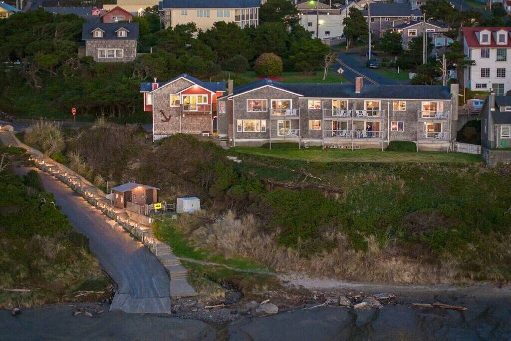 Ganze Wohnung, Das Steuerhaus - 2 Schlafzimmer Balkon am Meer, Kamin, voll ausgestattete Küche, Wifi in Oceanlake, Lincoln City