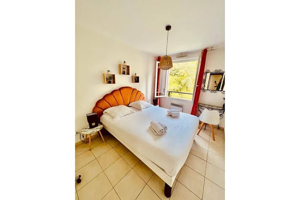 Entire apartment, Le Terracotta T4 Sleeps 6, Air-Conditioned, With Parking Space in Caluire-et-Cuire, Rhône