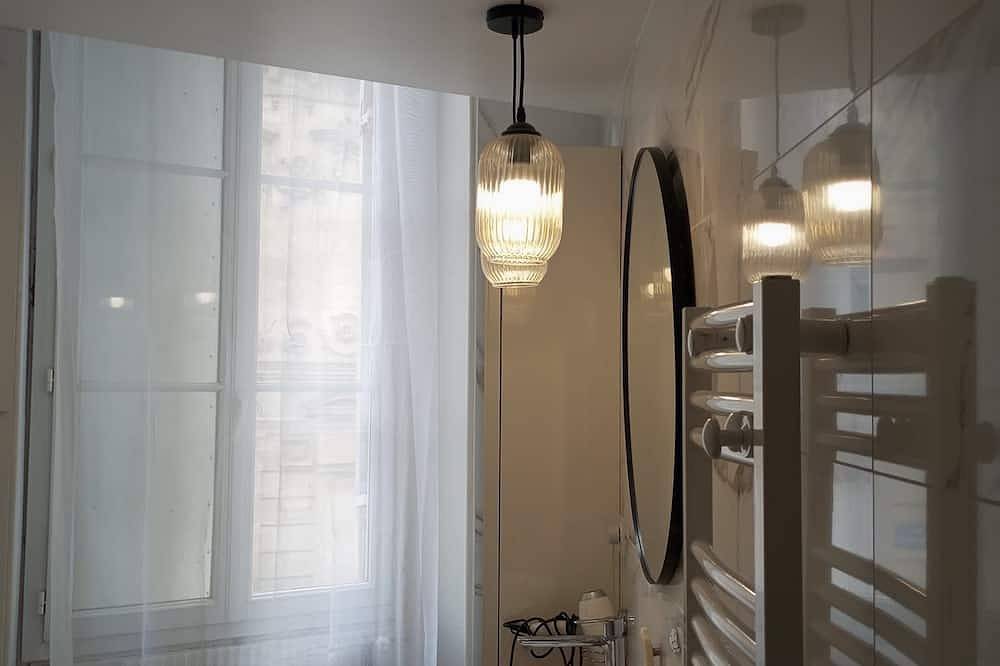 Maison Typiquement Bordelaise en Centre Ville Avec Jacuzzi in Bordeaux, Bordeaux region