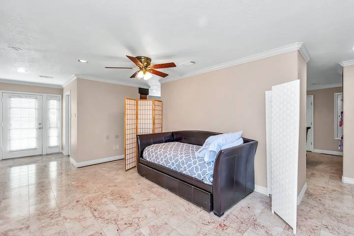 Hotel for 40 people, with yard in Lake Conroe