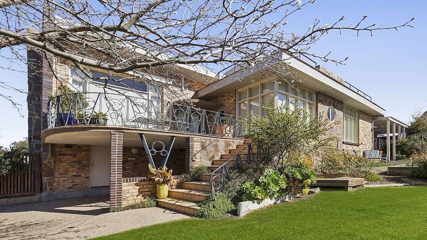Vacation rental for 20 people, with yard in Australia