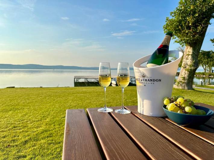 Apartament wakacyjny dla 4 osób, z widok i widok na jezioro oraz ogród w Balatonboglár