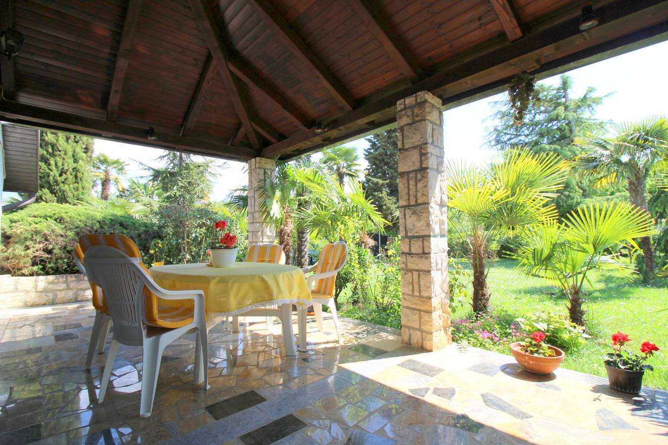 Hundefreundliches Ferienhaus mit mediterranem Garten und nur 650 Meter zum Strand in Mali Maj, Grad Poreč