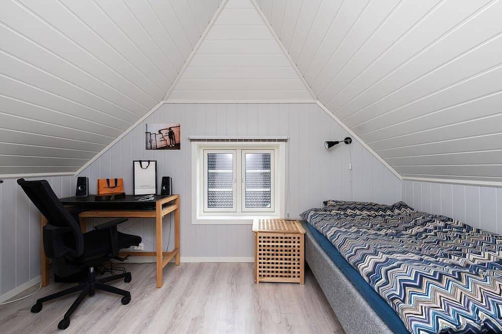 Ganze Wohnung, Central Penthouse 3-bedroom apartment with dedicated office setup in Eigersund