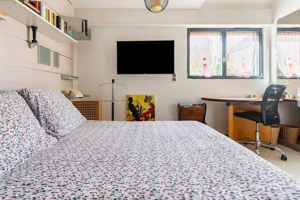 Appartement entier, Le chalet des Fanières et sa terrasse. in Chartres, Région de Chartres