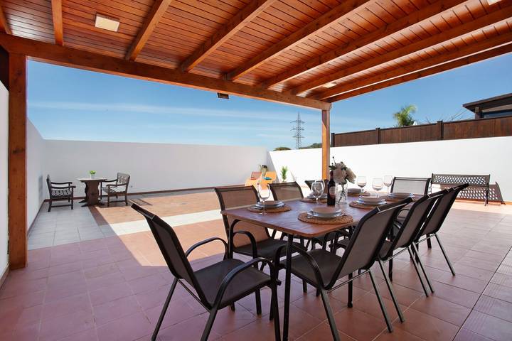Vacation Home 'Villa Zoe' with Sea View, Shared Pool and Wi-Fi in Geafond, La Oliva