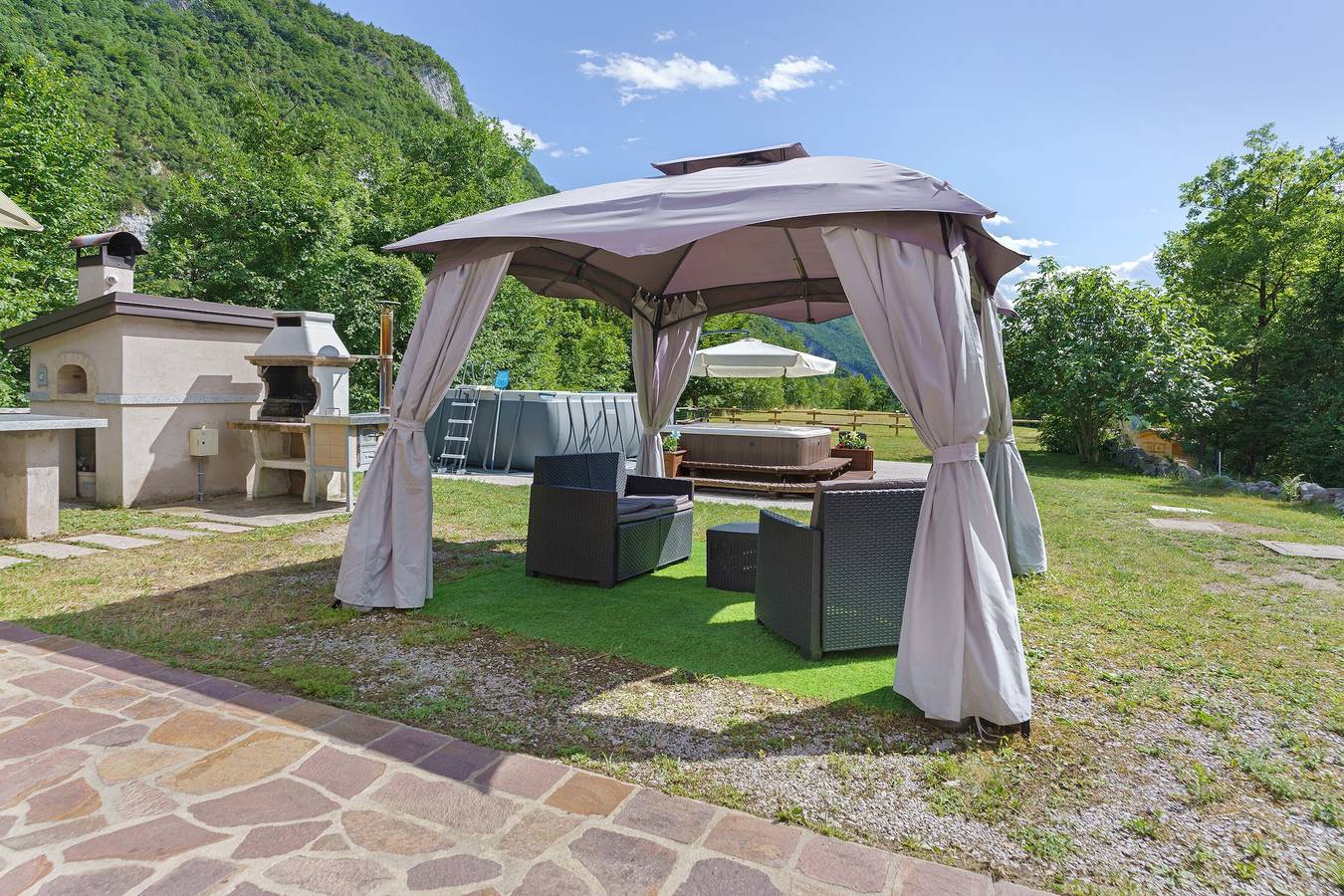 Chalet 'Camillo' mit Bergblick, privatem Pool und eigenem Garten in San Lorenzo in Banale, Brentagruppe