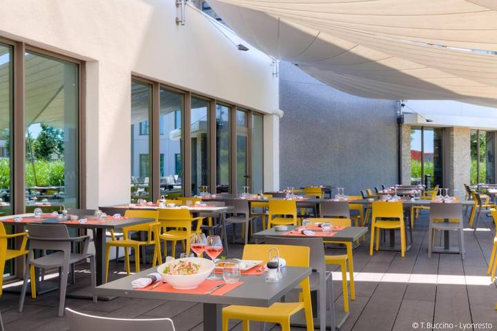 Hôtel pour 2 personnes, avec Terrasse ainsi que Jardin et Sauna à Genas
