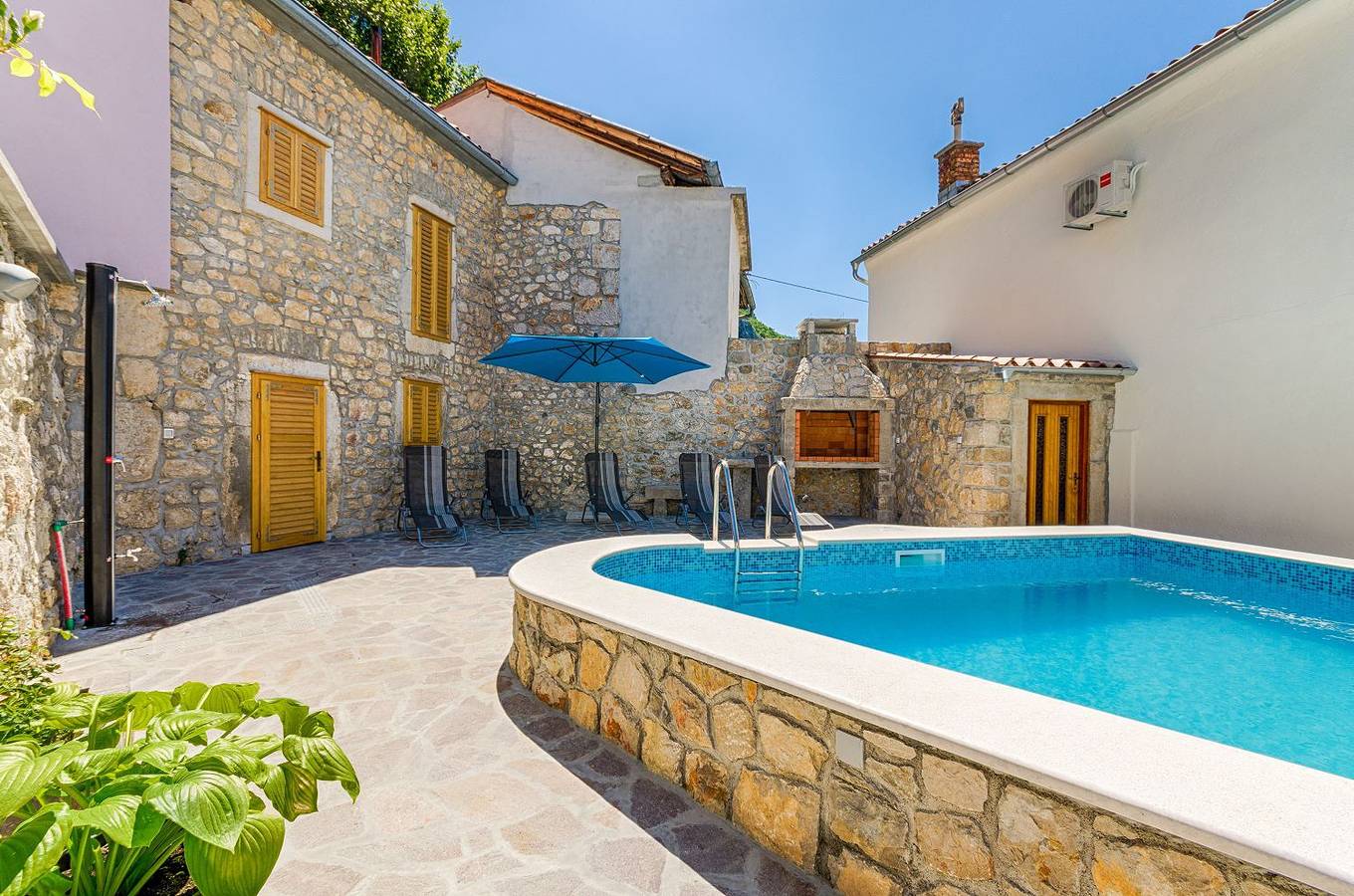 Mediterranes Steinhaus mit grosser Terrasse, Aussendusche, Privatpool, Babybett, Waschmaschine in Grizane, Primorje-Gorski Kotar