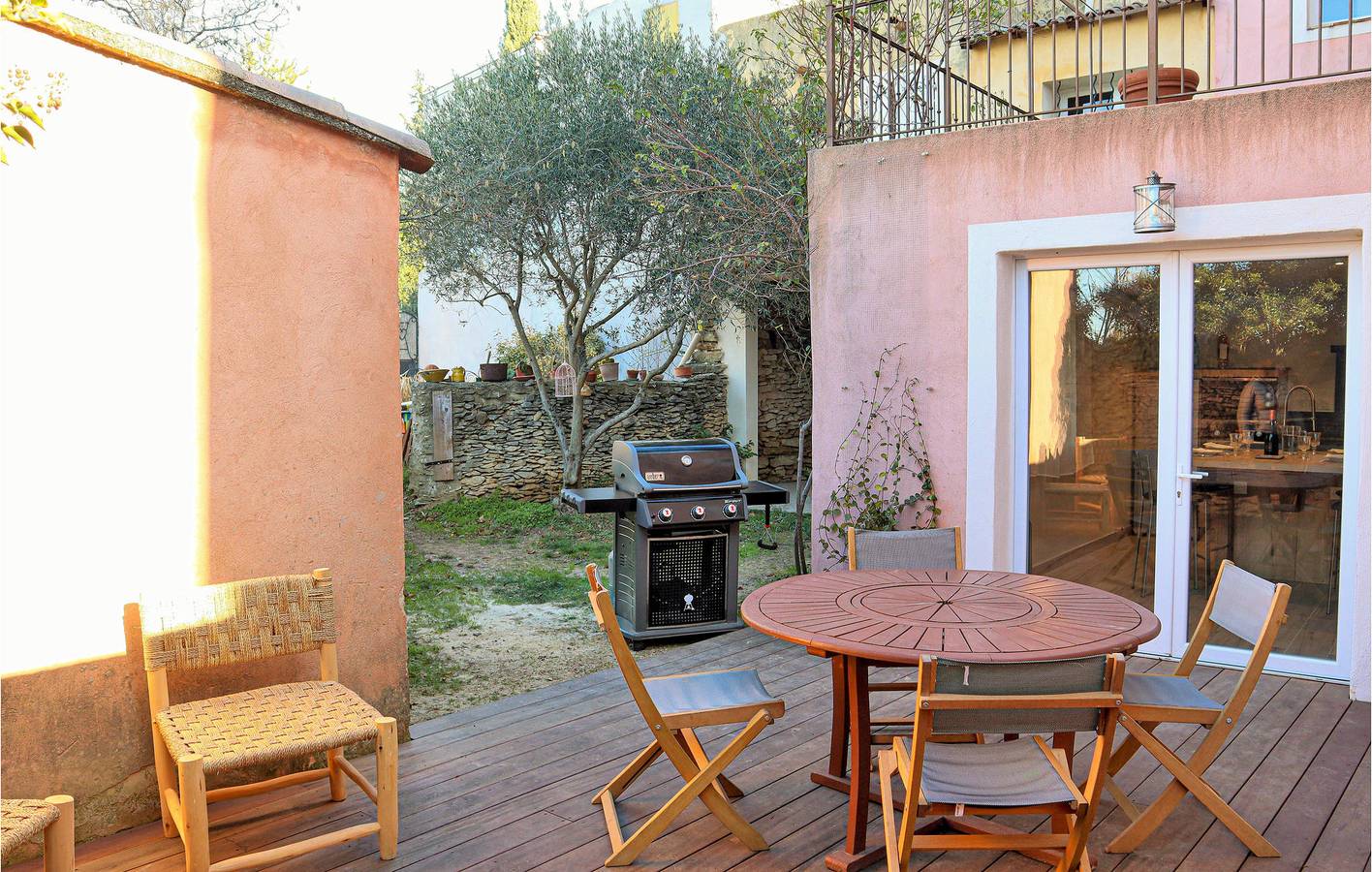 Ganze Ferienwohnung, Gartenwohnung in der Nähe des Stadtzentrums mit Gefrierschrank und Internet in Villes-sur-Auzon, Parc naturel régional du Mont-Ventoux