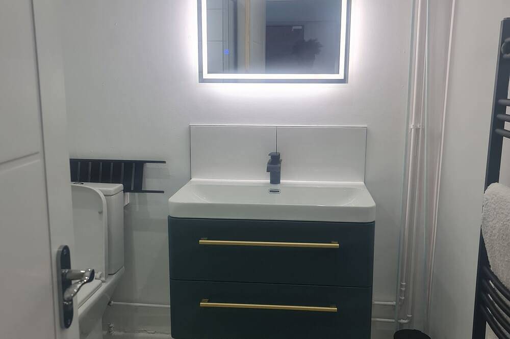 Porcupine Cave : Ensuite /self_check in /private entrance / private parking. in Fareham, Hampshire