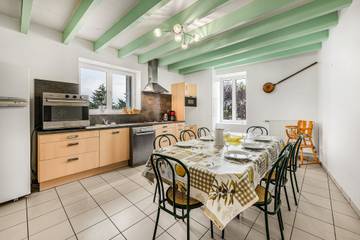 Vacation Rental for 10 Guests in Saint-Georges-de-Baroille, Roanne region, Picture 4