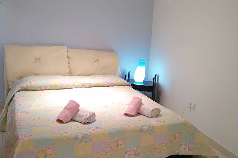 Apartamento inteiro, Apartamento em moradia com vista para o mar Wi-Fi gratuito in Swieqi, Ilha de Malta