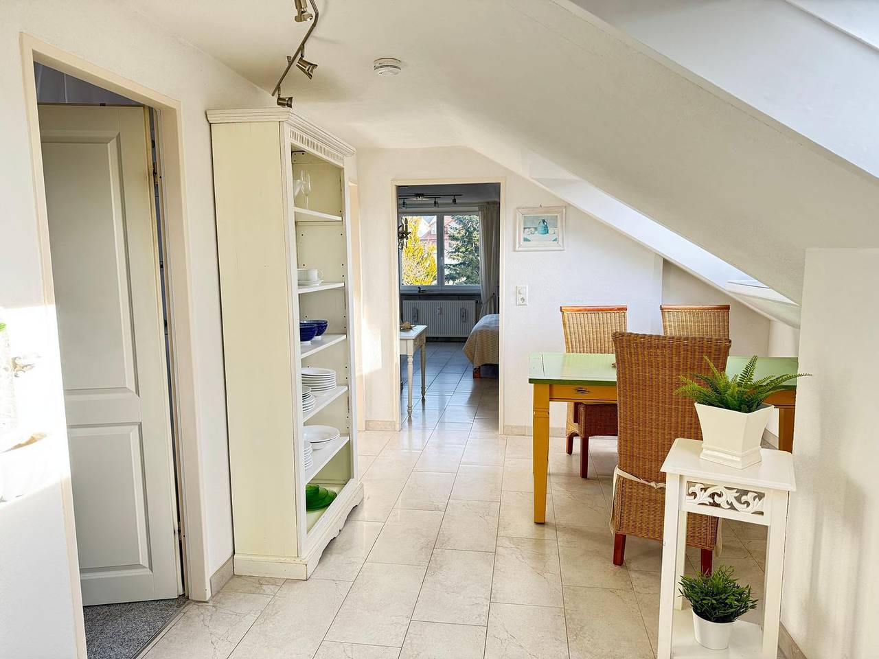 Ganze Wohnung, Studio Finkenweg: Stilvoll wohnen, 900 m zum Strand, Gartenblick & Wlan in Meersburg, Region Bodensee-Oberschwaben