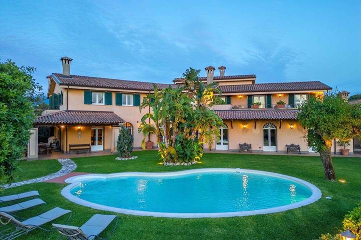 Villa per 13 persone, con balcone e idromassaggio nonché giardino in Calabria