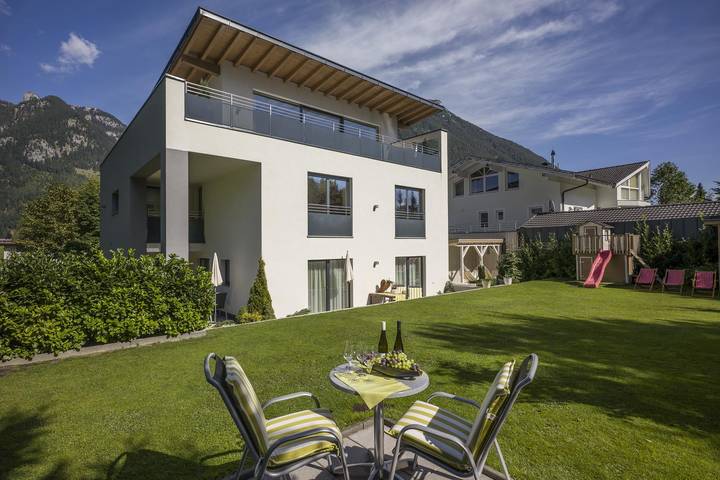 Ferienwohnung für 4 Personen, mit Balkon/Terrasse und Balkon sowie Terrasse und Garten in Maurach