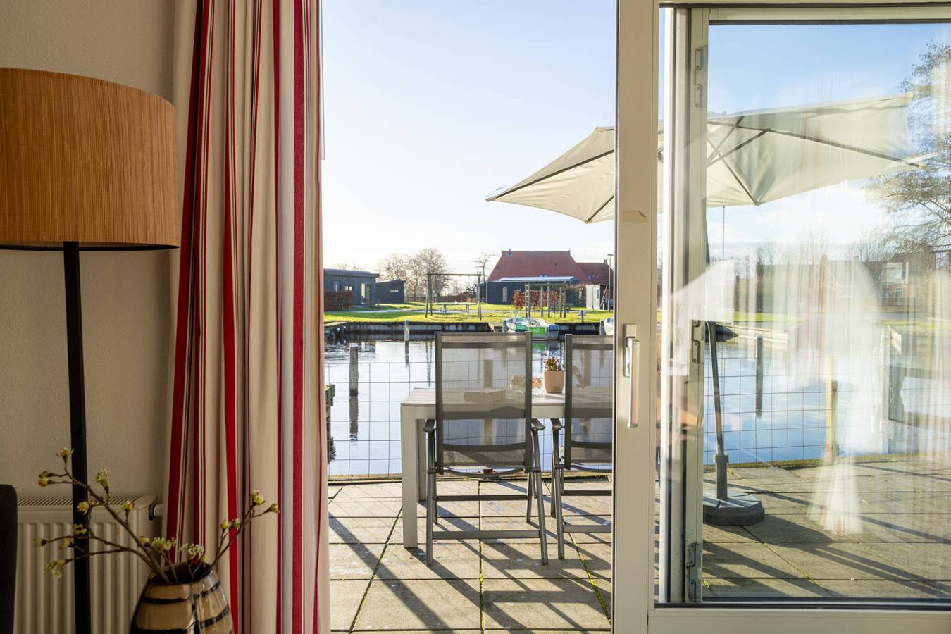 Geräumiges Doppelhaus für 6 Personen mit Wasserblick und sonnigem Garten in Poelen in Friesland