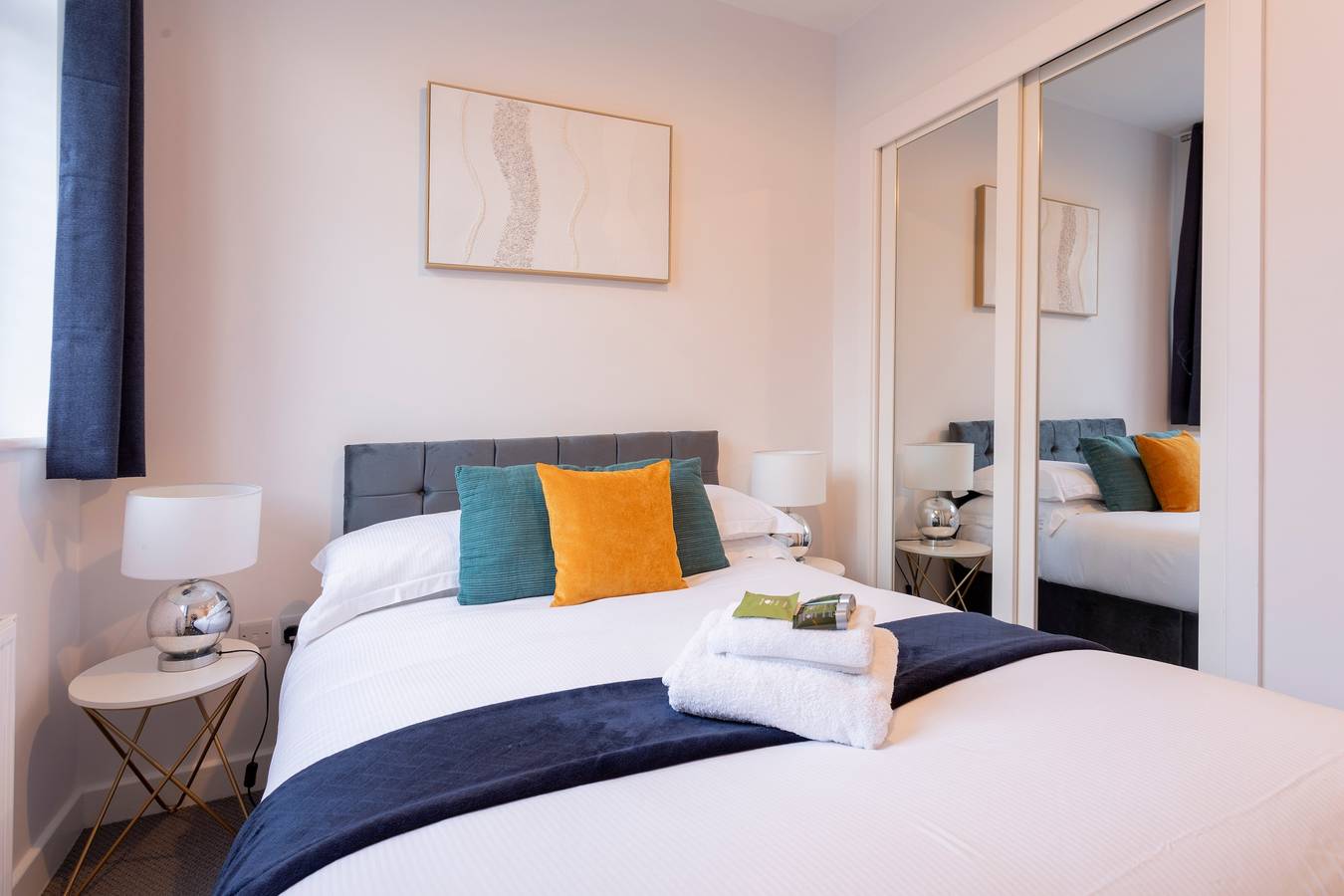 Entire holiday apartment, Modern 2- Bedroom Apartment in Central Redhill! in Surrey