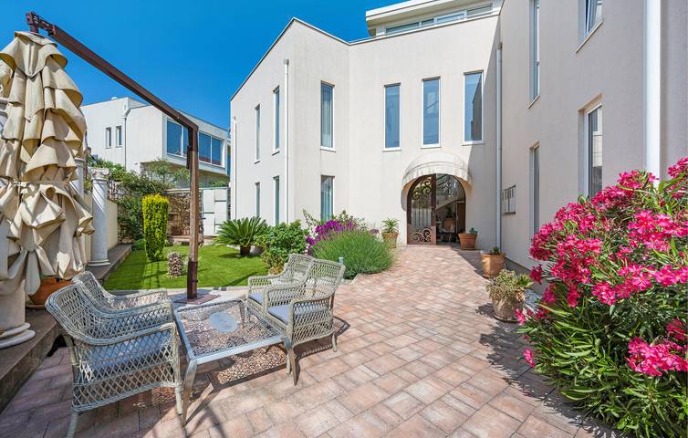 Ganze Ferienwohnung, Charmante 2-Zimmer-Wohnung mit Terrasse, WLAN und Parkplatz in der Nähe des FKK-Strandes in Općina Murter-Kornati, Murter