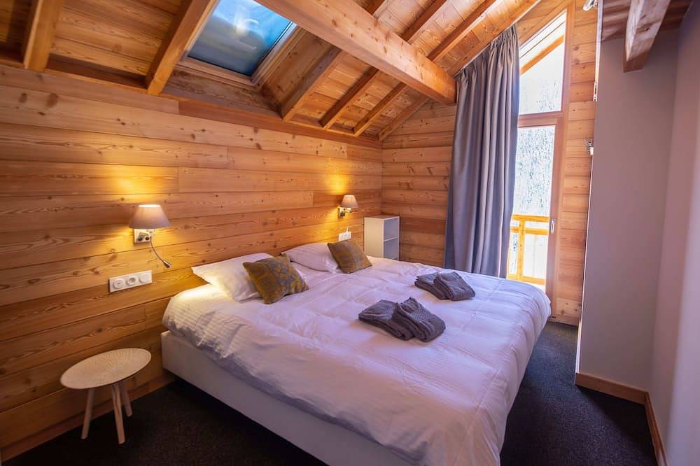 Luxury chalet (brand new) at Puy Saint Vincent 1400, nature, 250m to ski slopes in Puy-Saint-Vincent, Écrins National Park