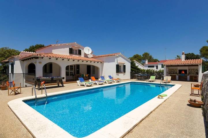 Villa pour 6 personnes, avec terrasse ainsi que jardin et piscine à Cala Galdana