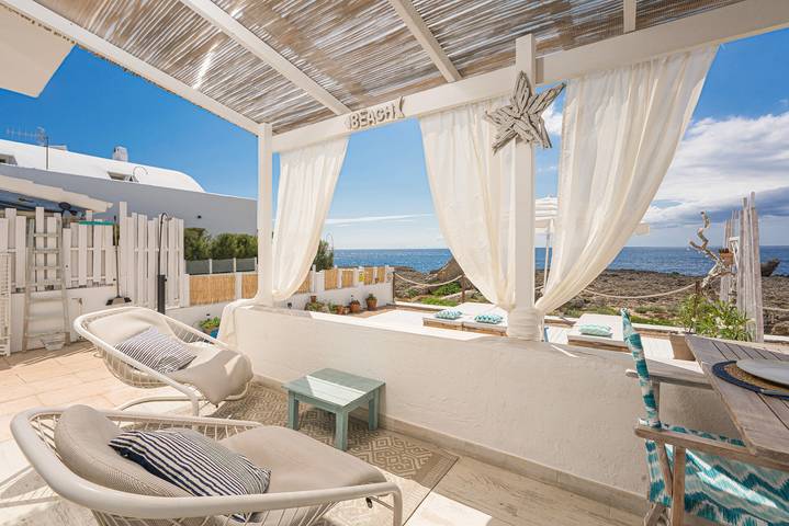 Entire apartment, Apartment 'Mar I Vent' with Sea View, Private Terrace, and Wi-Fi in Cala Blanca, Ciutadella