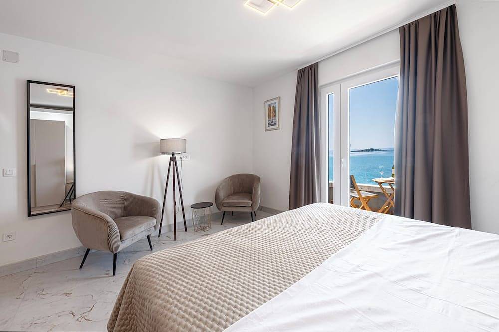 Beach House - Spectacular beach house with hot tub (5 bedrooms,4 bathrooms) in Molunat, Dubrovnik-Neretva