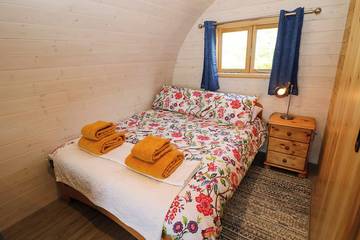 Log Cabin for 2 People in Matlock, Derbyshire, Photo 3