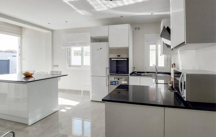 Charming 2km from Los Rosales: Heated Pool & Modern Amenities in Alhaurín de la Torre, Costa del Sol