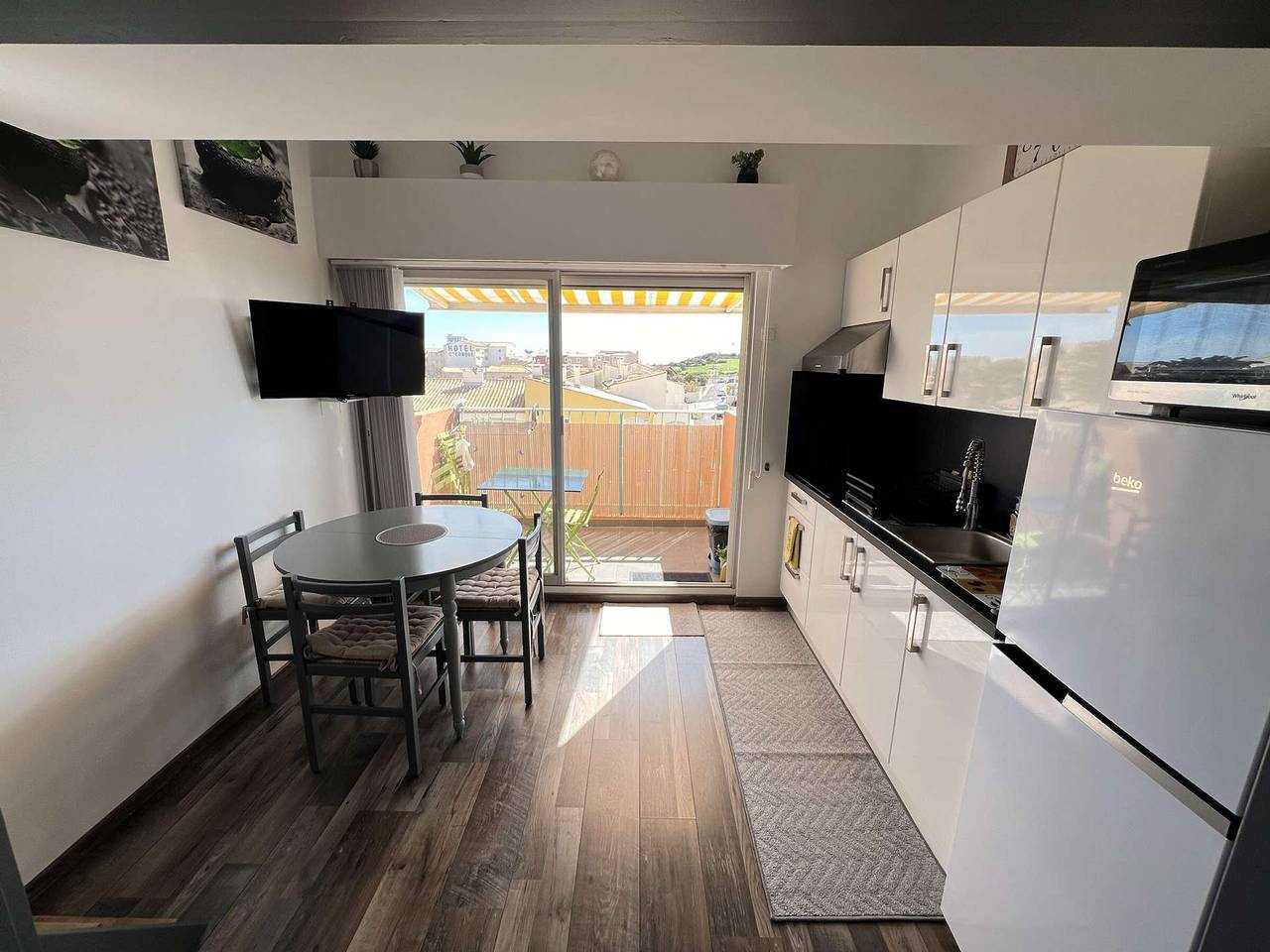 Entire studio, Mezzanine Studio with Ac, Elevator, Washer, Pool & Near Beach in Cap d'Agde, Agde