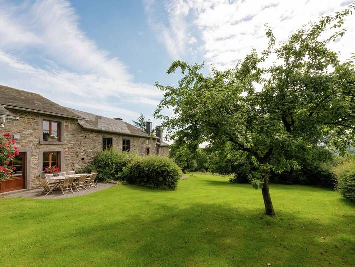 Gîte pour 9 personnes, avec Jardin à Érezée