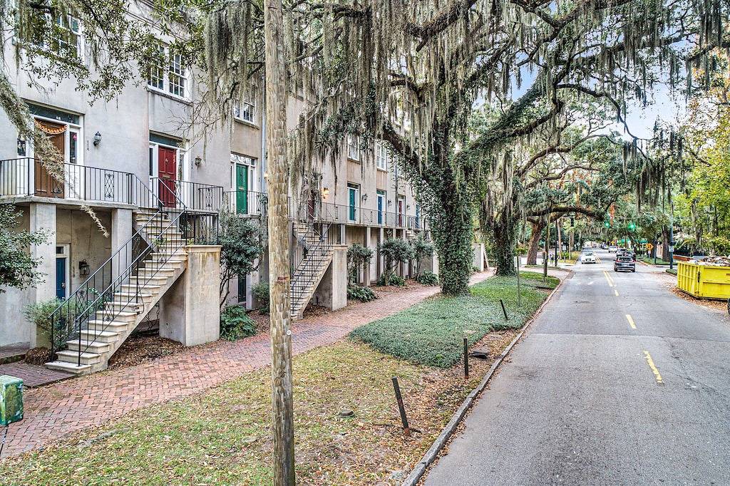 Ganze Wohnung, Southern Chic Apt. on Forsyth Park w/ Parking, No Stairs by Lucky Savannah in Savannah, Chatham County