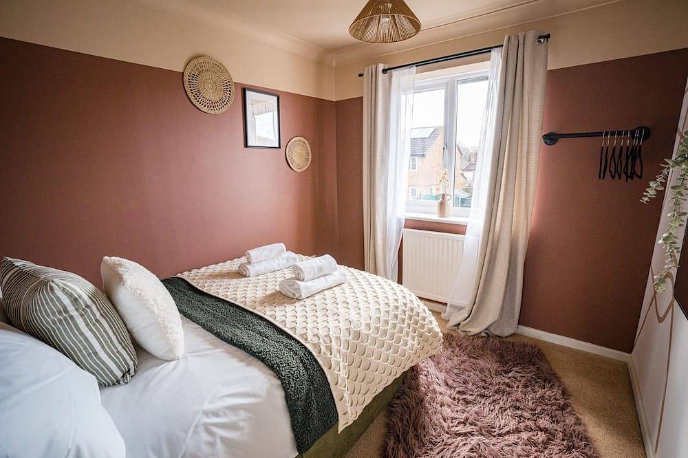 Sleeps 8-10 | 4 Bed Cotswold Home with Hot Tub, Games Room & Private Parking in Churchdown, Gloucestershire