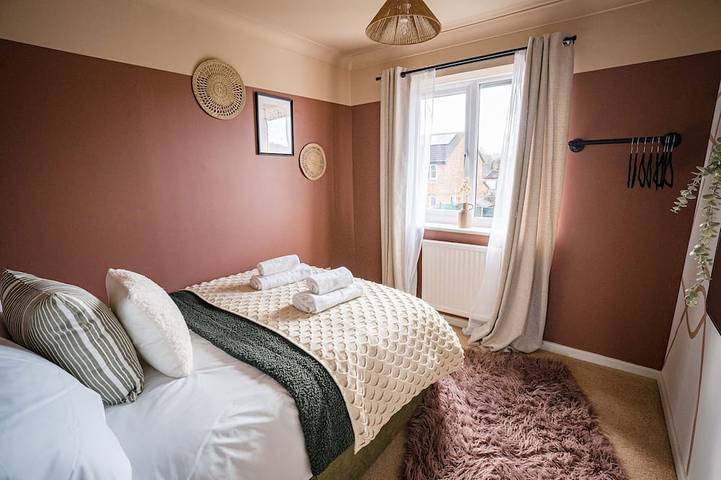 Sleeps 8-10 | 4 Bed Cotswold Home with Hot Tub, Games Room & Private Parking in Churchdown, Gloucestershire