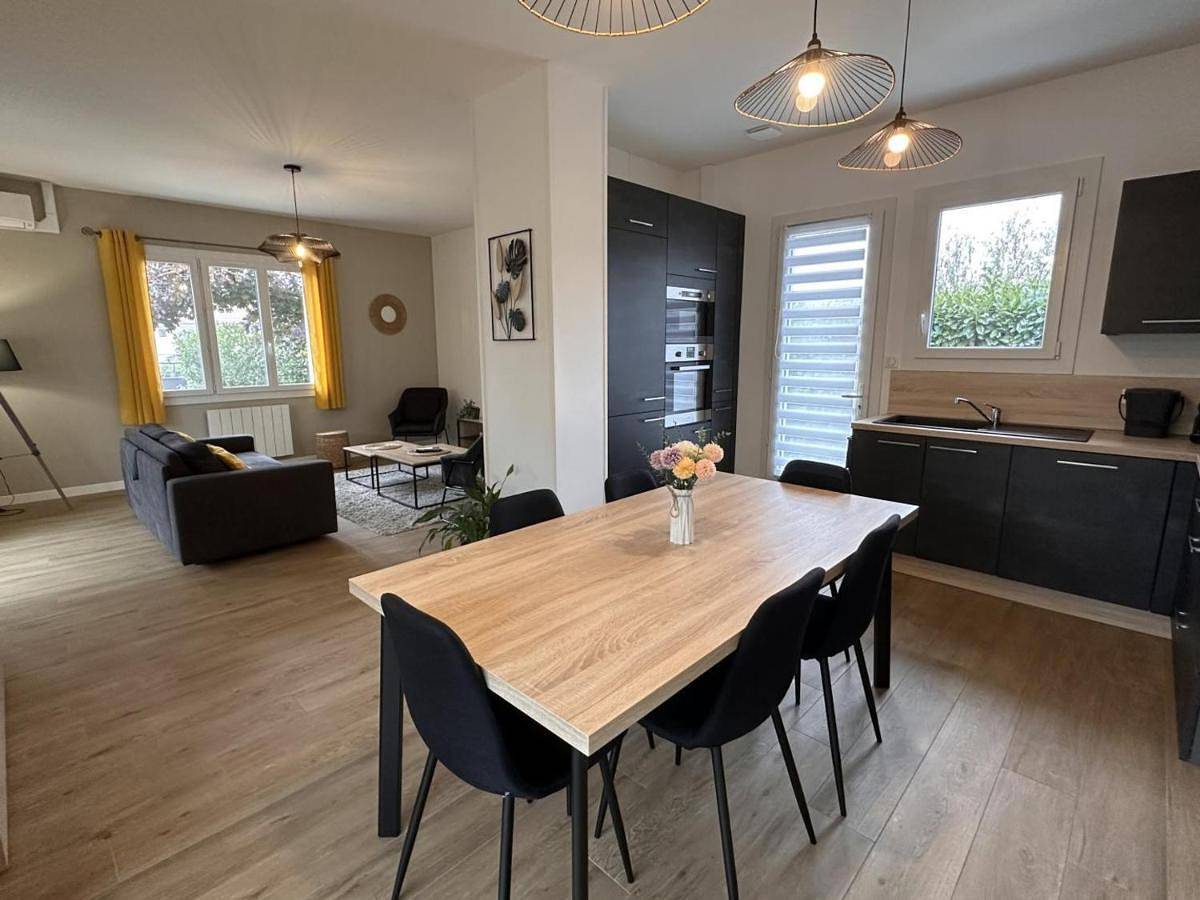 Maison contemporaine avec jardin au calme, proche centre village - Fr-1-489-417 in Broût-Vernet, Région de Vichy
