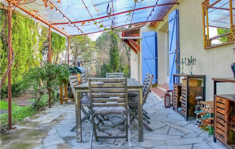 Location de vacances pour 6 personnes, avec terrasse ainsi que jardin et piscine à Tourrettes - 4
