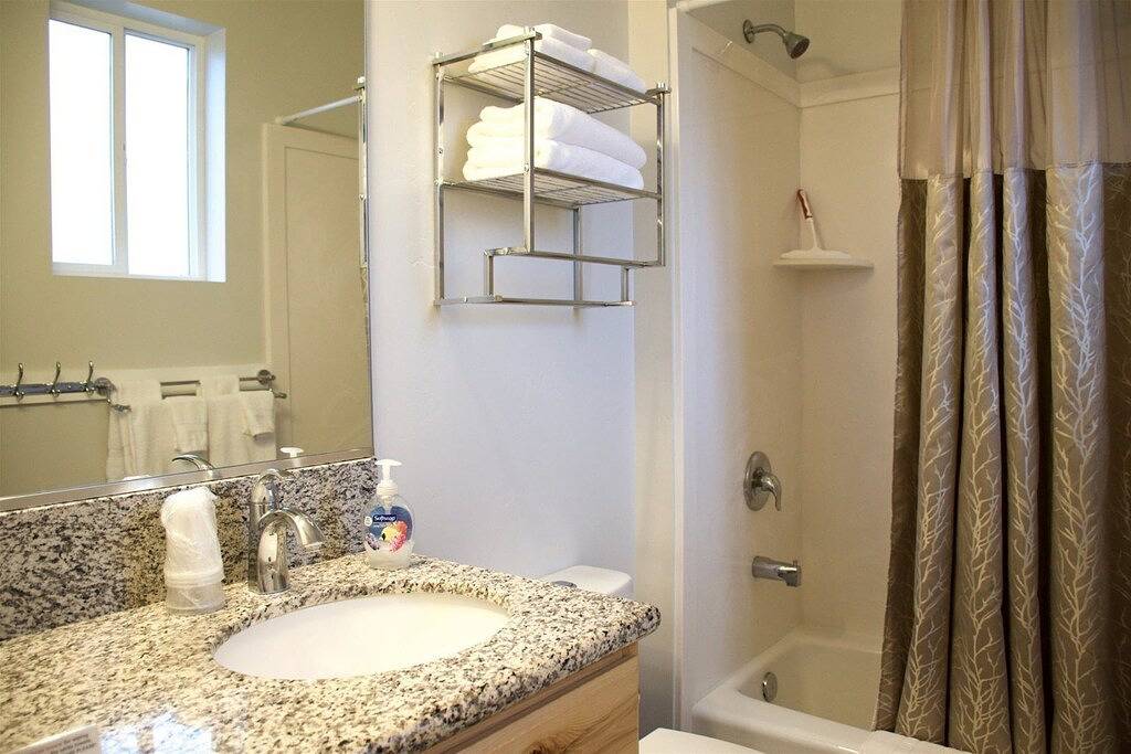 Zwei Kingsize-Betten mit eigenem Bad in jedem Schlafzimmer. Ideal für freunde teilen in La Verkin, Zion Nationalpark