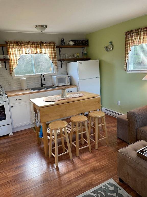 Hilltop Cottage steps from East Coast Trail, fishing & whale watching in Cape Broyle, Neufundland und Labrador