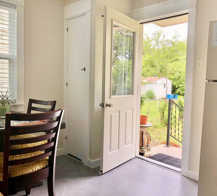 2/1 Cottage near Airport, Convcntr, Musicfctry, Fourseasons, Omni, Westin, Ud in Irving, Dallas County