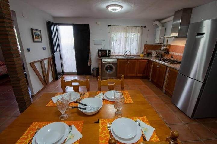 Location de vacances pour 3 personnes, avec vue ainsi que piscine et jardin, animaux acceptés à Dúrcal - 4