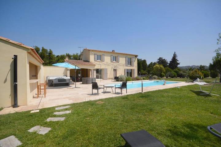 Villa pour 8 personnes, avec Balcon et Jacuzzi ainsi que Terrasse et Jardin à Maussane-les-Alpilles