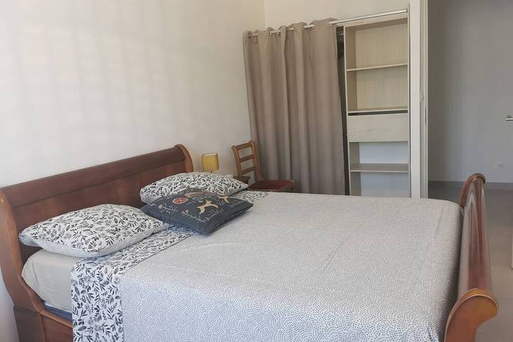 Location de vacances pour 3 personnes, avec jardin ainsi que piscine et terrasse à Cheval-Blanc - 3