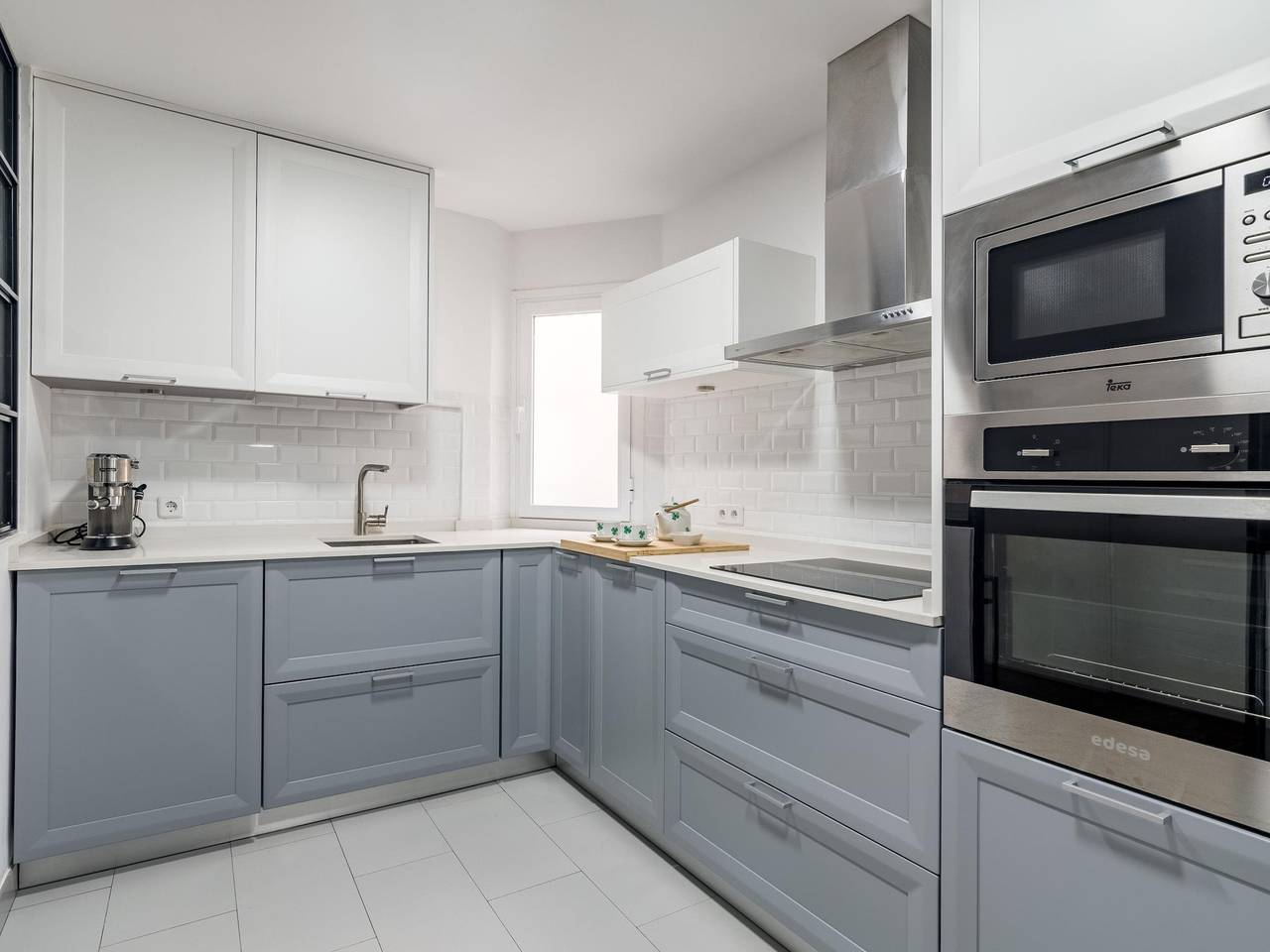 Entire vacation apartment, Charming La Latina Life - Temporary Stays with Balcony in Centro (Madrid), Madrid