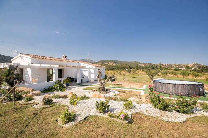 Vakantiehuis 'Villa S'ena E Su Juncu' met Uitzicht op de Bergen, Wi-Fi en Airco in Lòcula, Barbagia