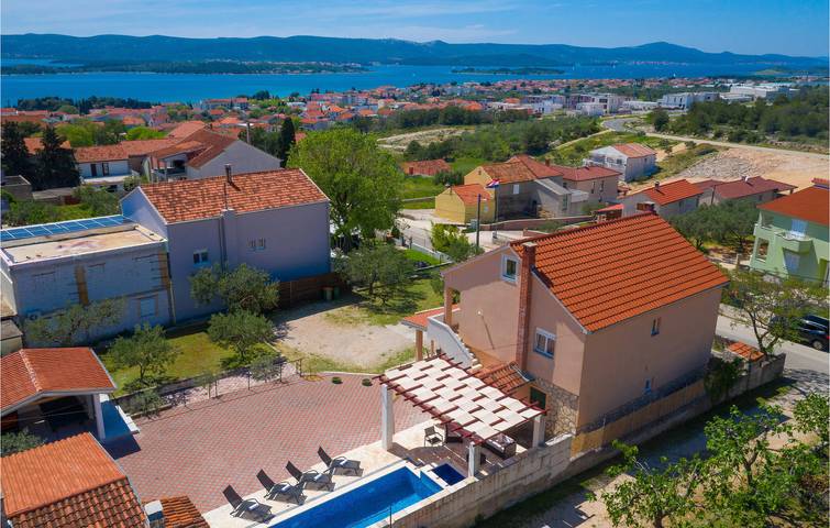 Ferienhaus für 8 Personen, mit Pool und Terrasse sowie Garten in Sveti Filip i Jakov
