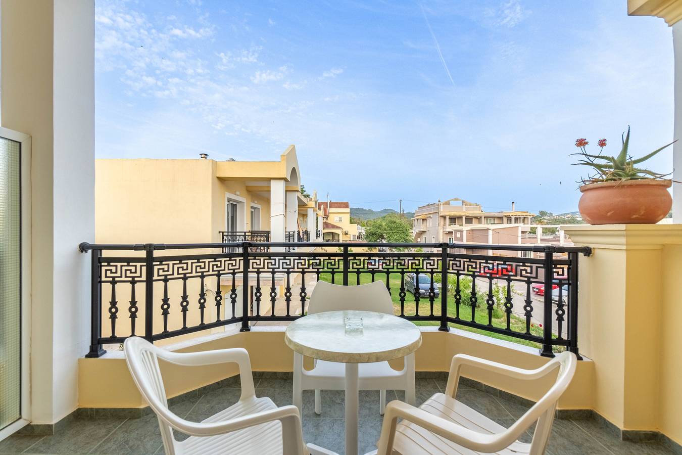 Ferienwohnung in einem Hotel 'Kosmos Studio 5' mit gemeinsamer Terrasse, Wlan und Klimaanlage in Agios Stefanos Avliotes, Arillas