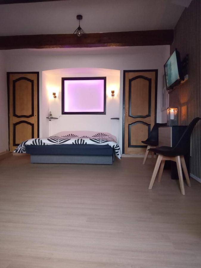 Gîte pour 2 personnes, avec terrasse, animaux acceptés à Sainte-Anastasie-sur-Issole - 3